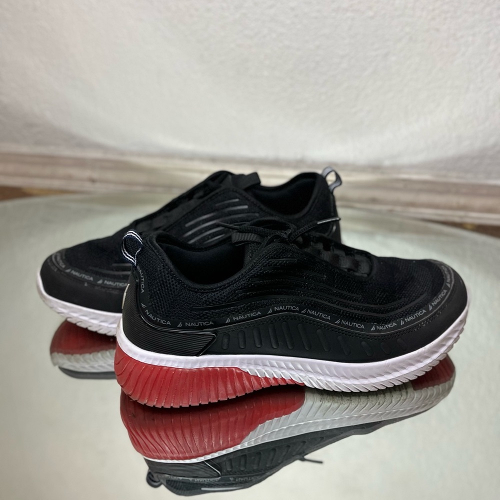 NAUTICA WOMEN’S RUNNING SHOE SIZE 9